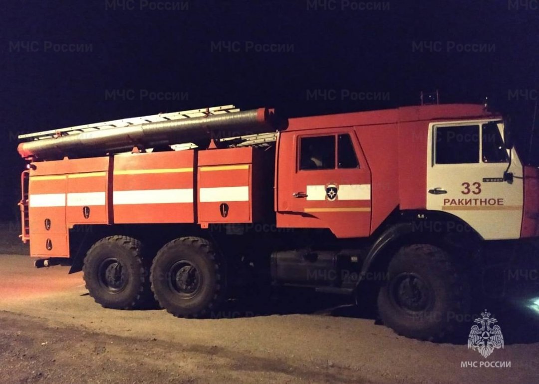 Спасатели МЧС России приняли участие в ликвидации ДТП в поселке Ракитное Ракитянского района на улице Гагарина